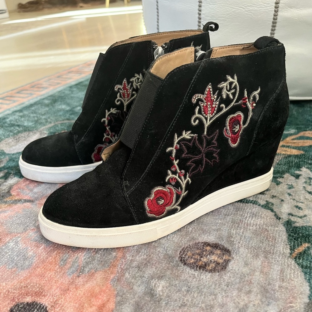 Linea Paolo Wedge Bootie Size 6 Black Floral